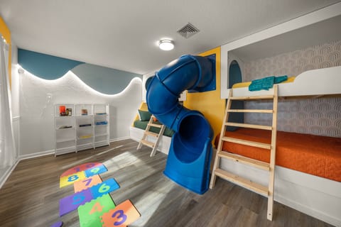 Heated Pool • 9BR/Sleeps32• Pickle/Basketball • Theater