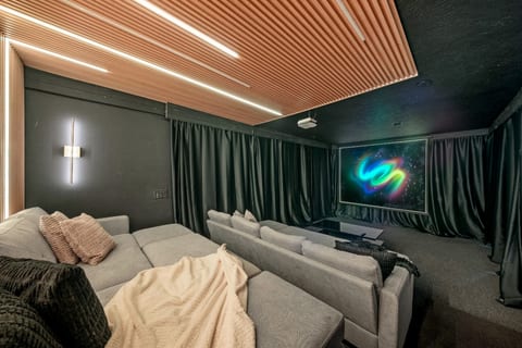 Heated Pool • 9BR/Sleeps32• Pickle/Basketball • Theater