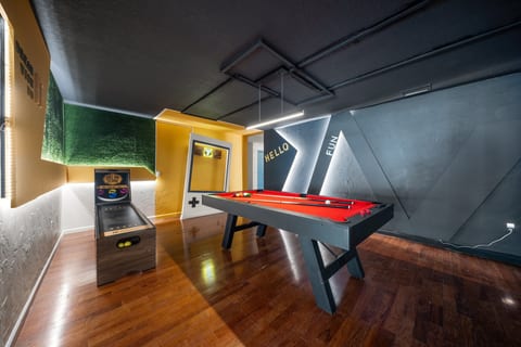 Heated Pool • 9BR/Sleeps32• Pickle/Basketball • Theater
