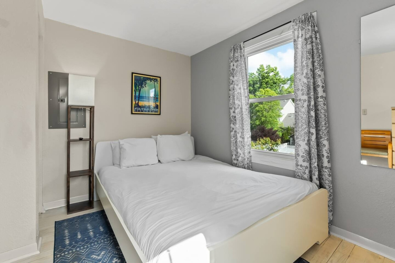 Bedroom 3 | Queen Bed | Smart TV