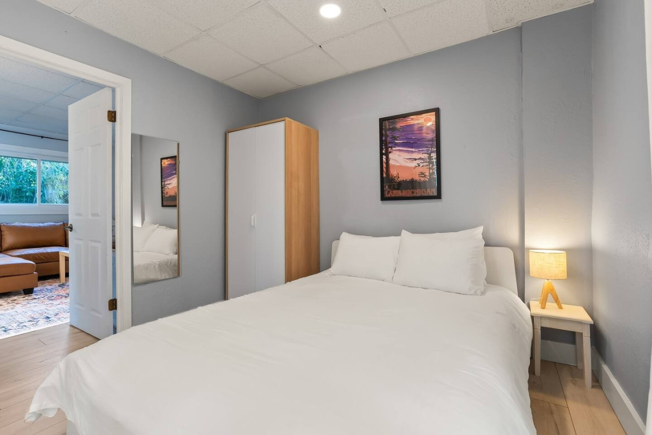 Bedroom 1 | Queen Bed