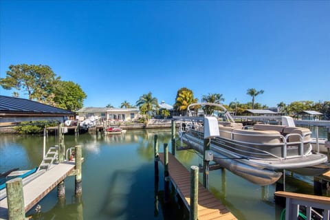 Tampa Waterfront 3BR Heated Pool &Dock Dander-Free