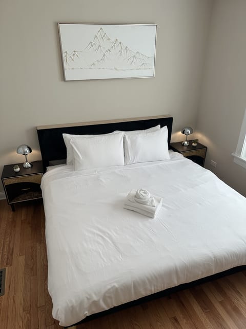 Sleeps 4 • Stylish Stay with Workspace