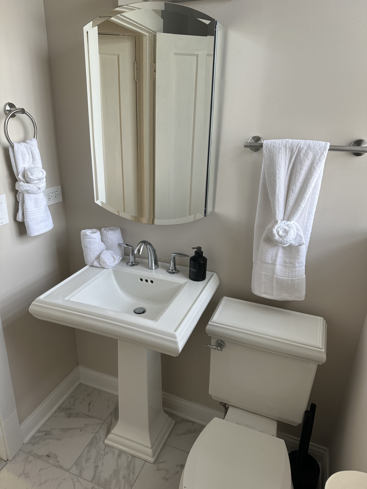 sleeps-4-*-stylish-stay-with-workspace/