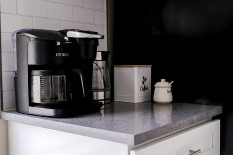 Sleeps 4 • New Modern 1BR • Workspace