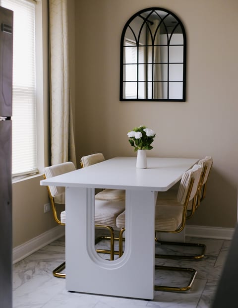 Sleeps 4 • New Modern 1BR • Workspace