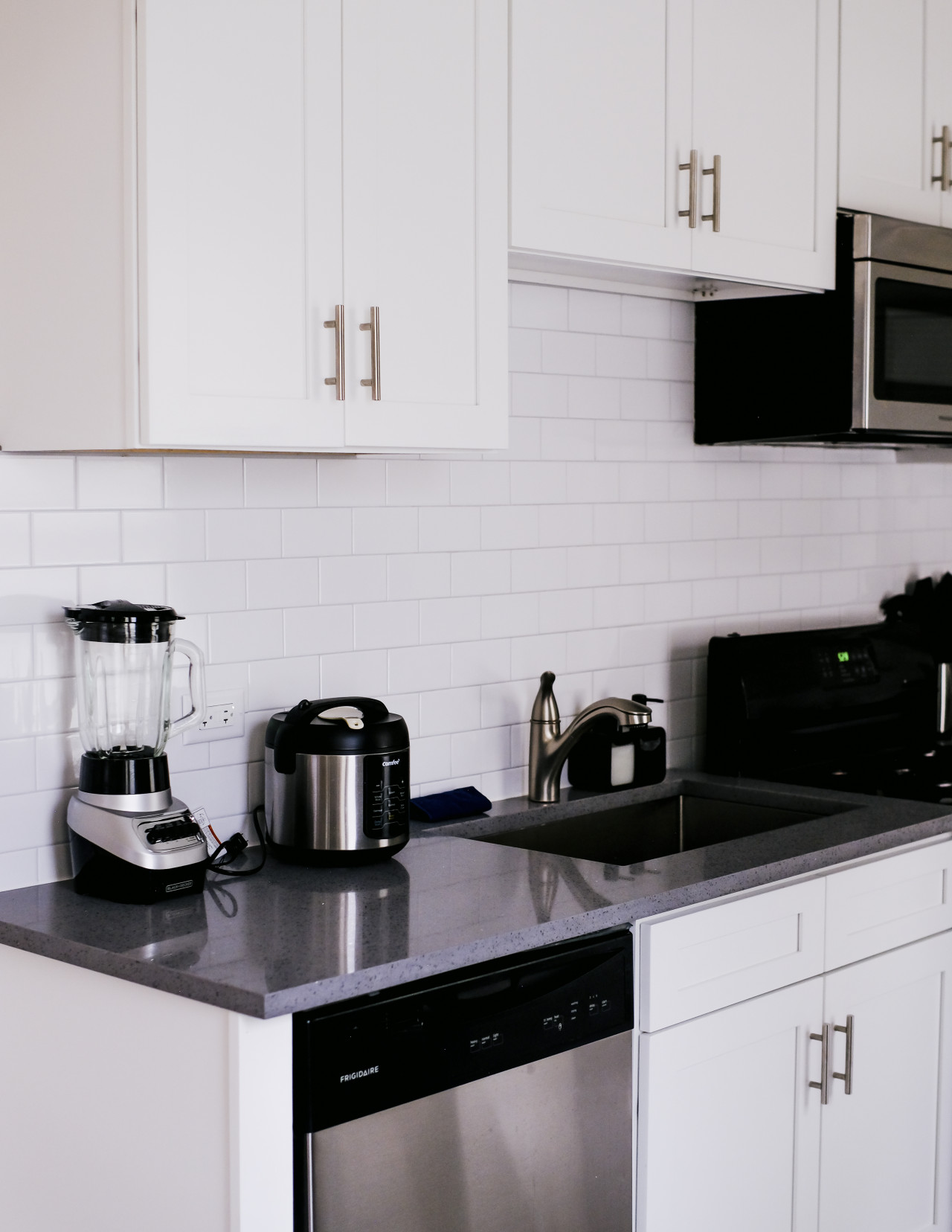 sleeps-4-*-new-modern-1br-*-workspace/