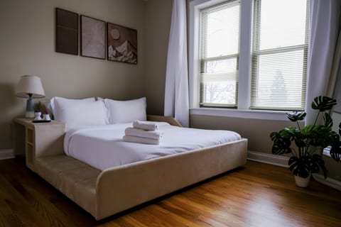 Sleeps 4 • New Modern 1BR • Workspace