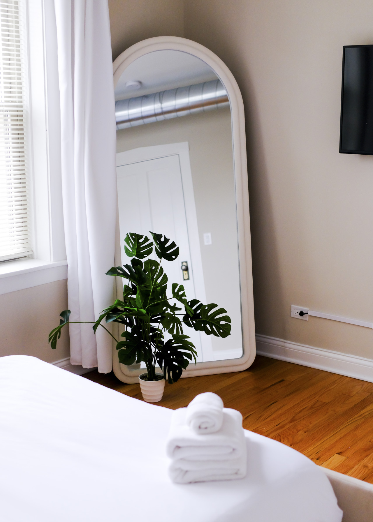 sleeps-4-*-new-modern-1br-*-workspace/