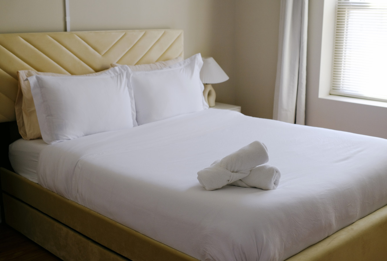 sleeps-7-*-huge-projector-*-designated-workspace/