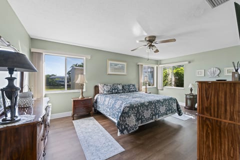 Waterfront • Canal View • Games • King Bed