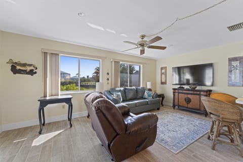 Waterfront • Canal View • Games • King Bed