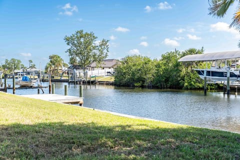 Waterfront •  Canal View • Games • King Bed