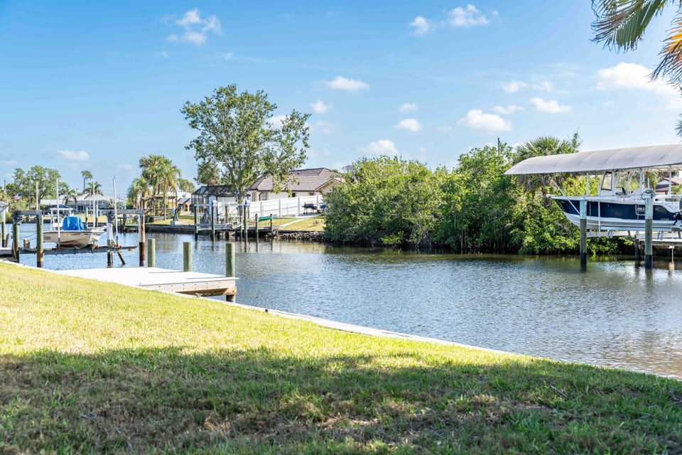 Waterfront •  Canal View • Games • King Bed - Port Charlotte
