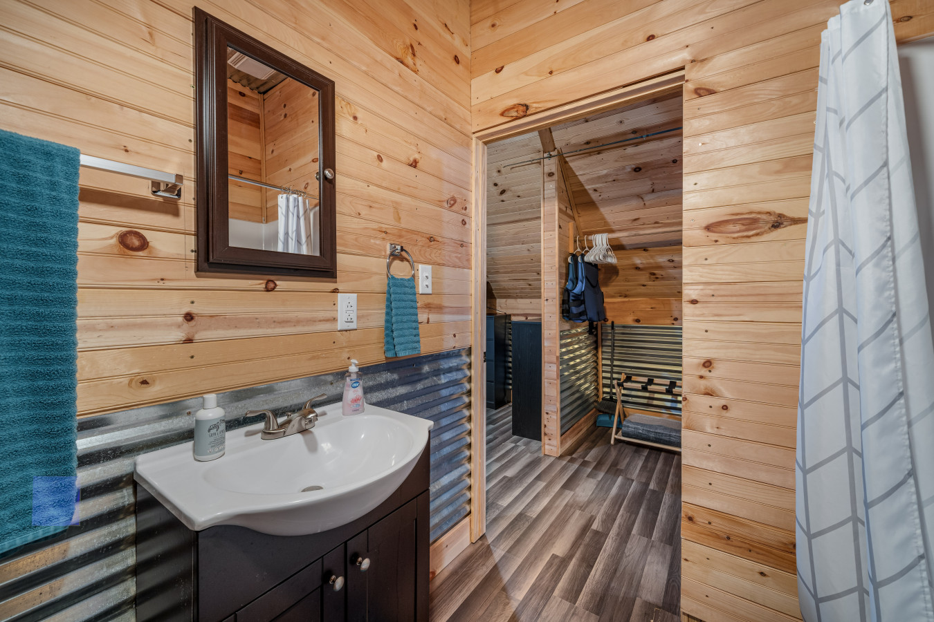 fall-foliage-retreat:-hot-tub-kayaks-and-pond-deck/