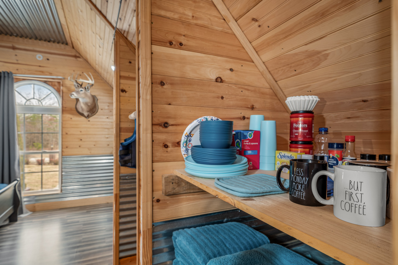 fall-foliage-retreat:-hot-tub-kayaks-and-pond-deck/