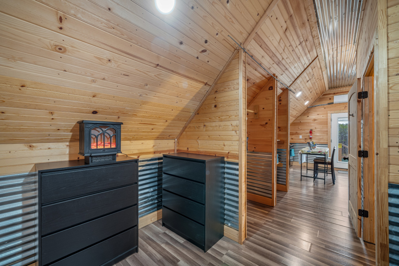 fall-foliage-retreat:-hot-tub-kayaks-and-pond-deck/