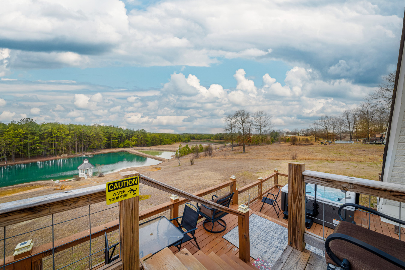 fall-foliage-retreat:-hot-tub-kayaks-and-pond-deck/