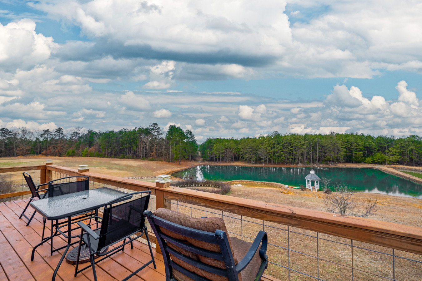 fall-foliage-retreat:-hot-tub-kayaks-and-pond-deck/
