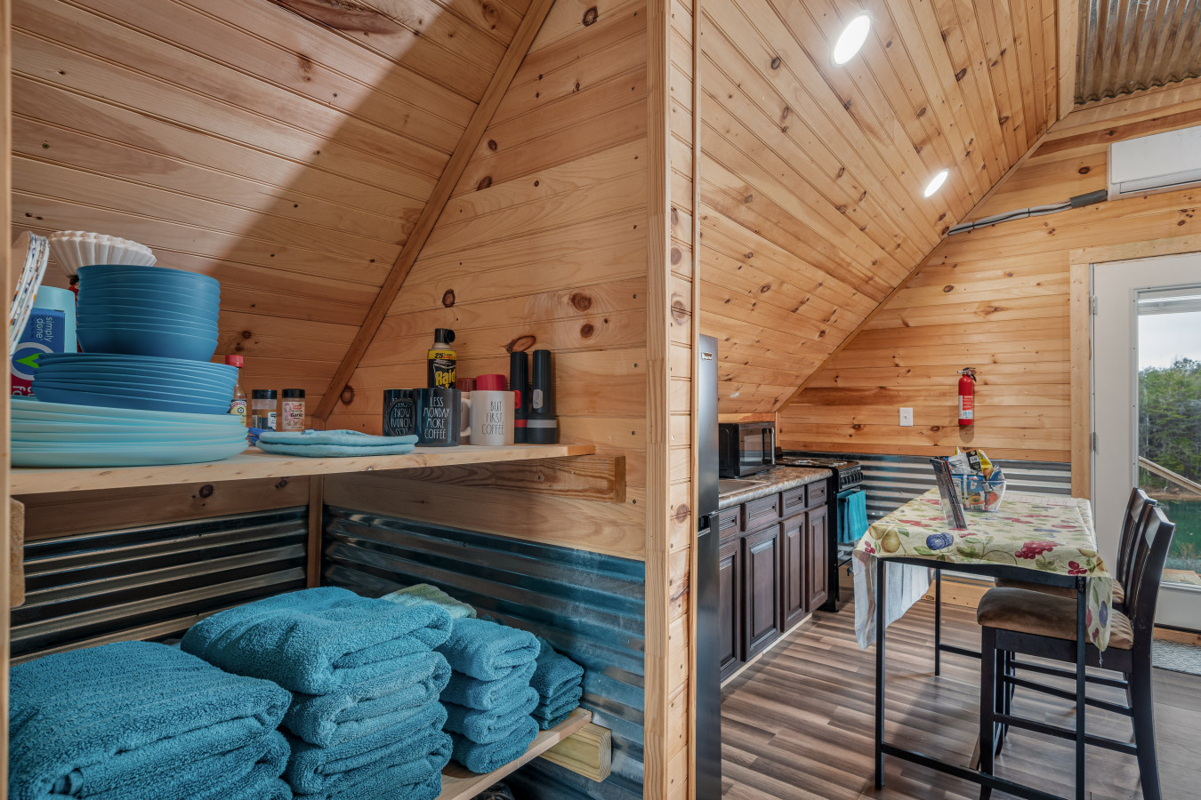 fall-foliage-retreat:-hot-tub-kayaks-and-pond-deck/