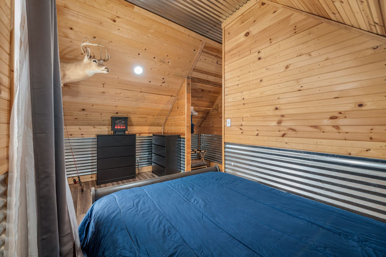 fall-foliage-retreat:-hot-tub-kayaks-and-pond-deck/