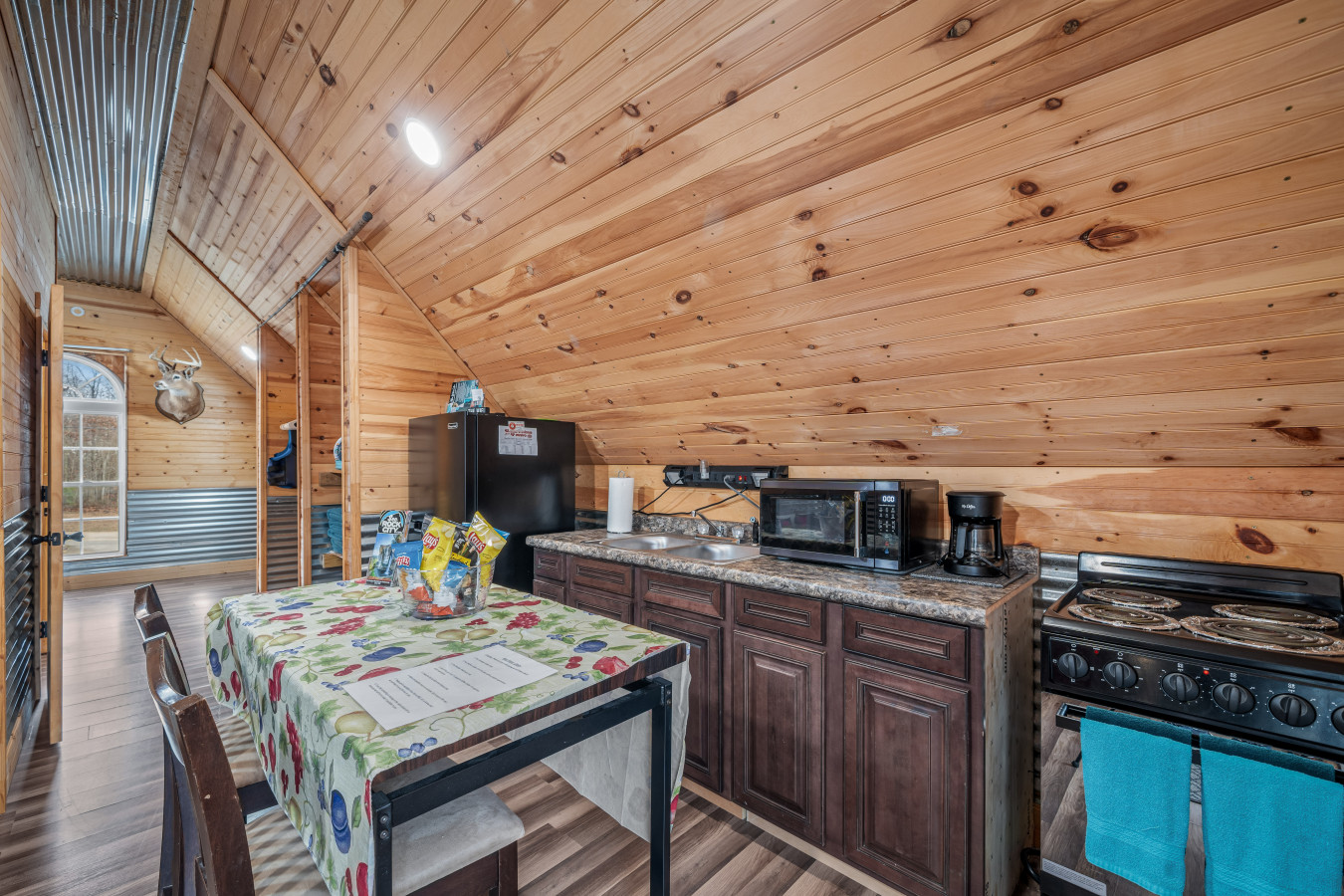 fall-foliage-retreat:-hot-tub-kayaks-and-pond-deck/