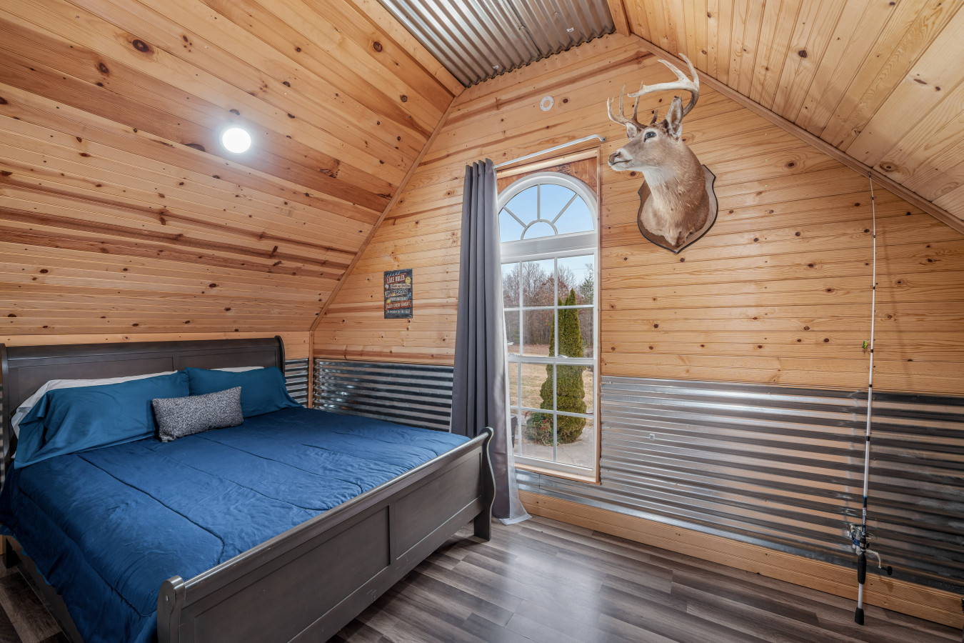 fall-foliage-retreat:-hot-tub-kayaks-and-pond-deck/