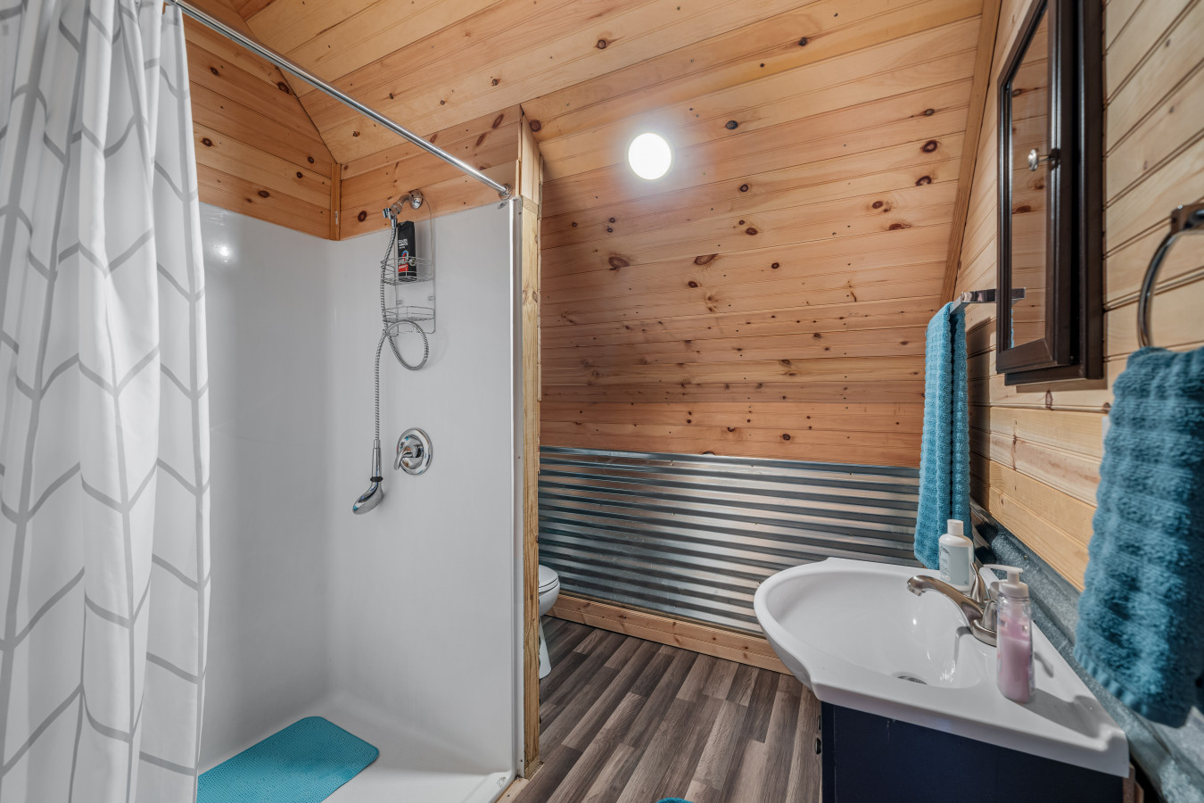 fall-foliage-retreat:-hot-tub-kayaks-and-pond-deck/