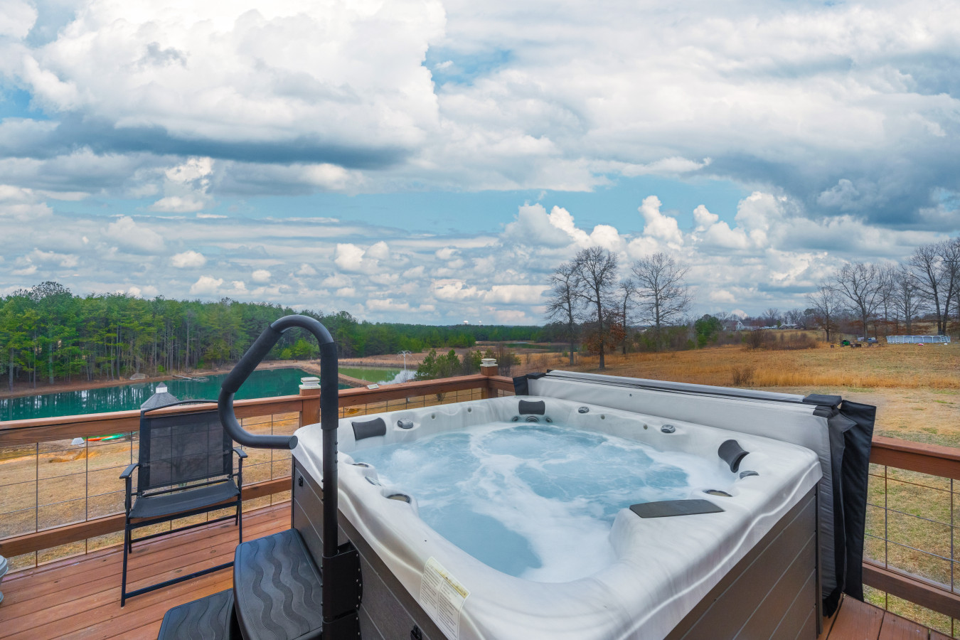 fall-foliage-retreat:-hot-tub-kayaks-and-pond-deck/