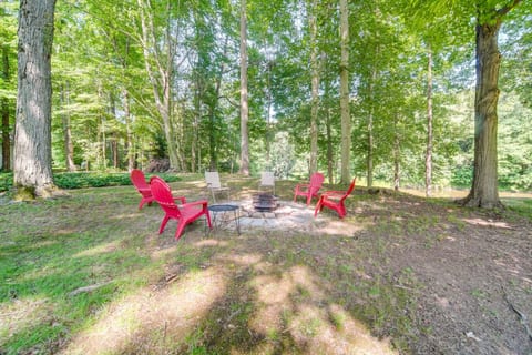 Gather around the fire pit and enjoy a cozy evening surrounded by nature – the perfect spot to relax and unwind.