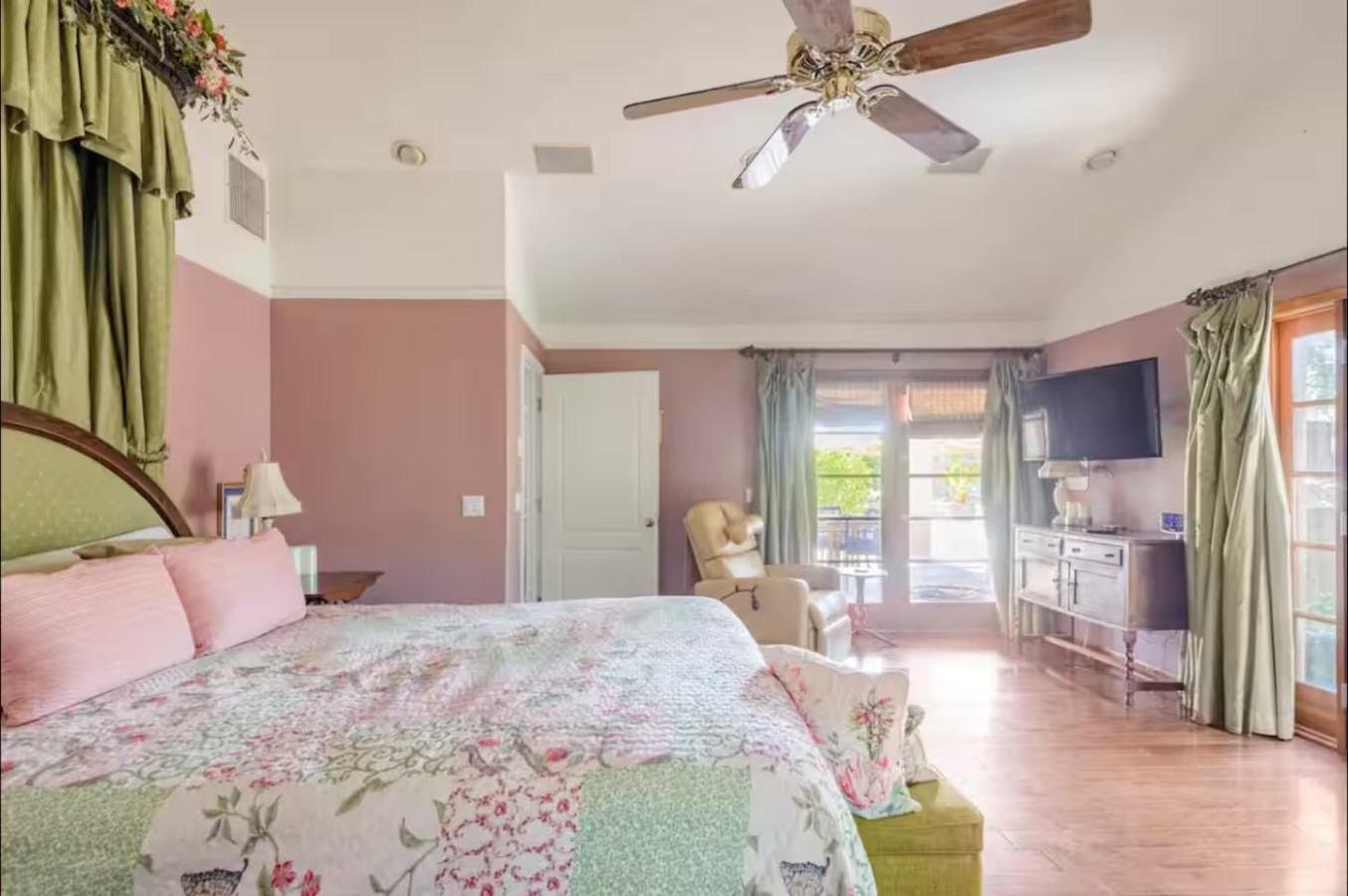 Desert Oasis: 5BR Home with Pool & Firepit - Phoenix