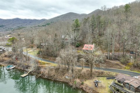 Your perfect lakeside getaway—where cozy cabin charm meets the beauty of the water. Relax, explore, and make unforgettable memories!