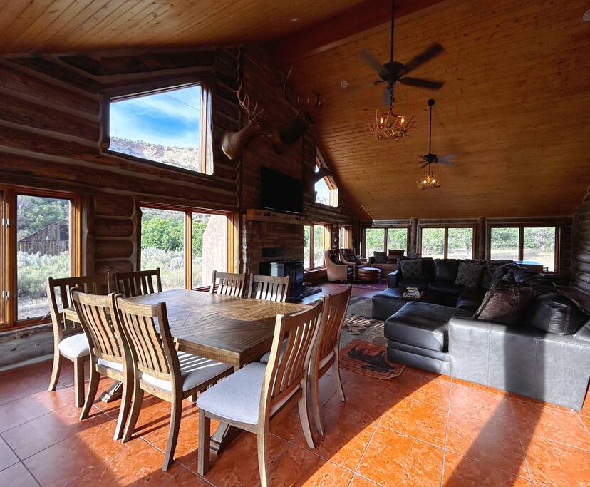 Big Foot’s 4,000 sqft Cabin|2 King Beds+Sauna
