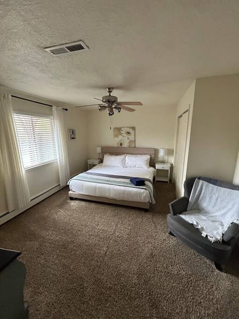 Comfy King bed+ Fresh linens and extra pillows + bedside tables with lamps and outlets. Closet space, dresser and relaxing chair 
