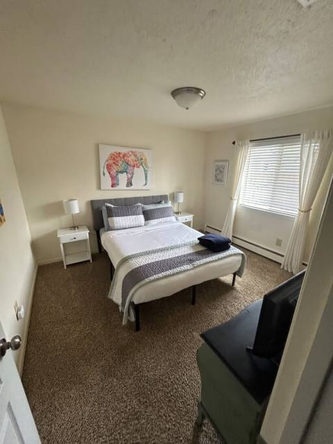 Comfy Queen bed+ Fresh linens and extra pillows+ bedside tables with lamps and outlets 