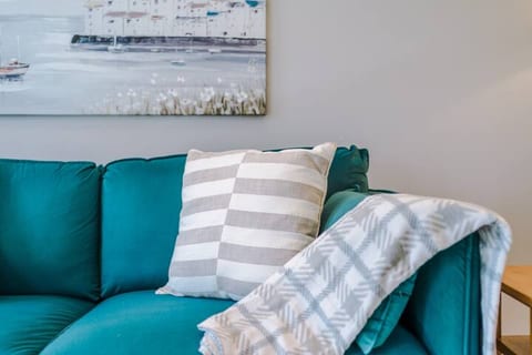 Charming Townhome Retreat – Close to Manchester