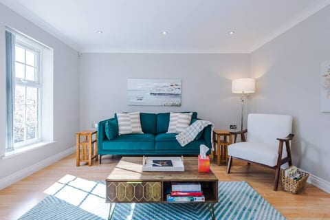 Charming Townhome Retreat – Close to Manchester