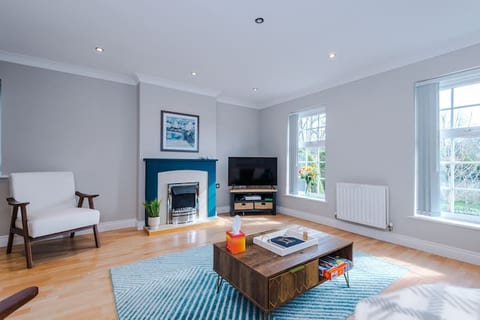 Charming Townhome Retreat – Close to Manchester