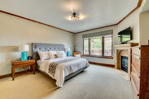 Studio king with fireplace, kitchenette and workspace for if you really have to!