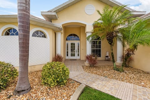 Villa TropiCozy | Heated Pool | Canal Front | Tropical garden