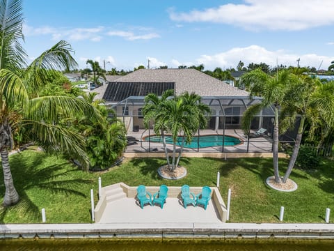 Villa TropiCozy | Heated Pool | Canal Front | Tropical garden