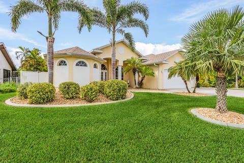Villa TropiCozy | Heated Pool | Canal Front | Tropical garden