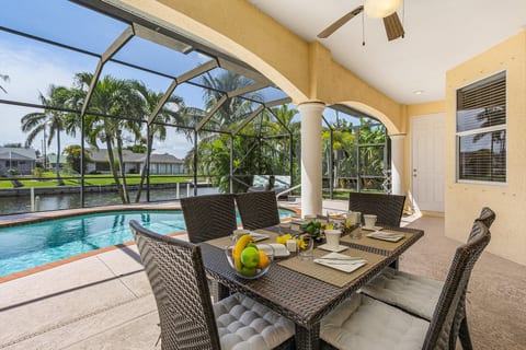 Villa TropiCozy | Heated Pool | Canal Front | Tropical garden