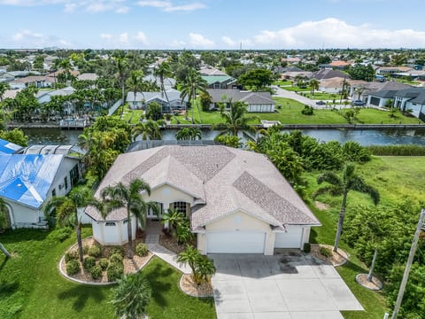 Villa TropiCozy | Heated Pool | Canal Front | Tropical garden