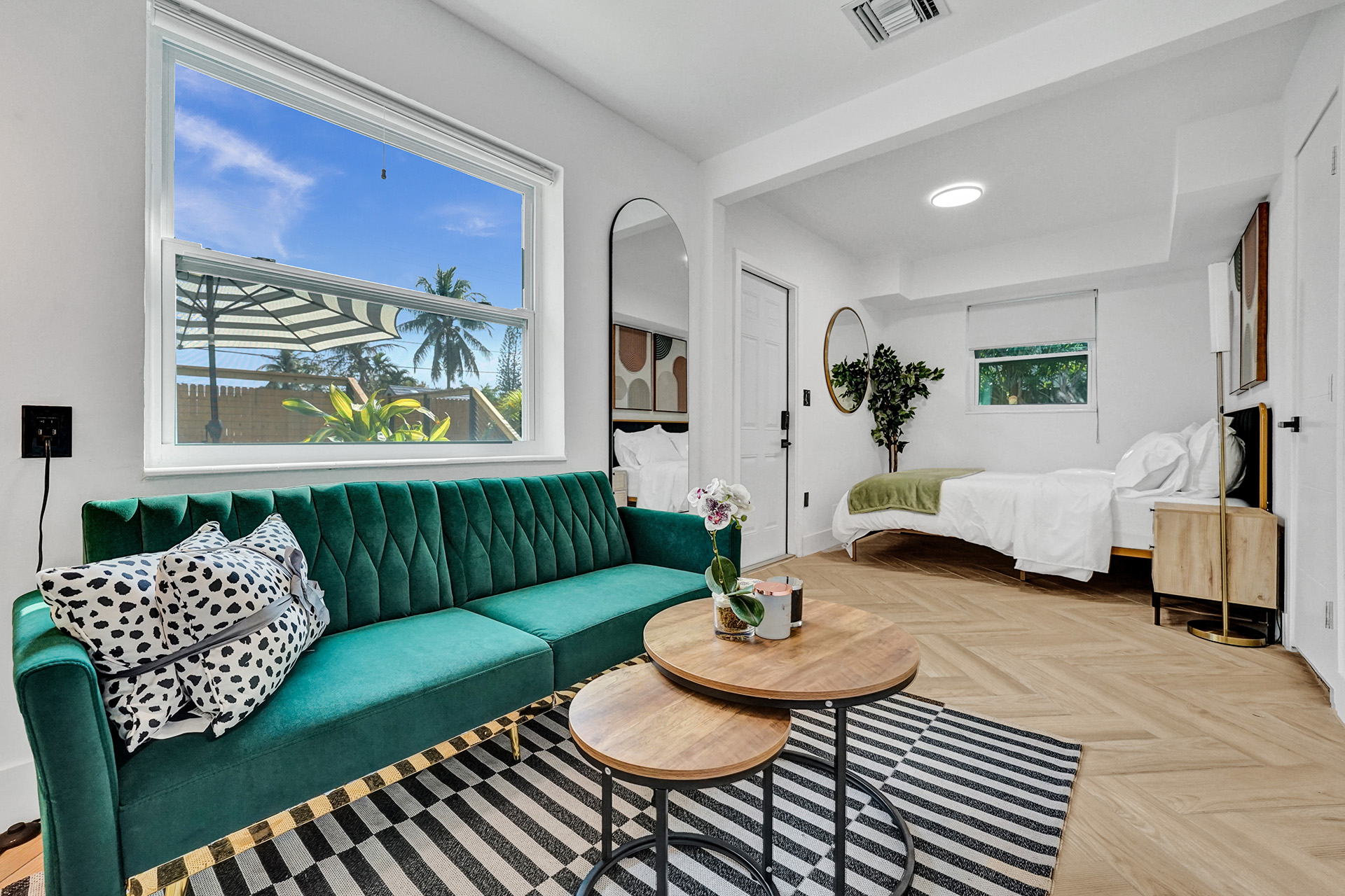 Hollywood Haven: Chic Comfort & Prime Location   - Hollywood