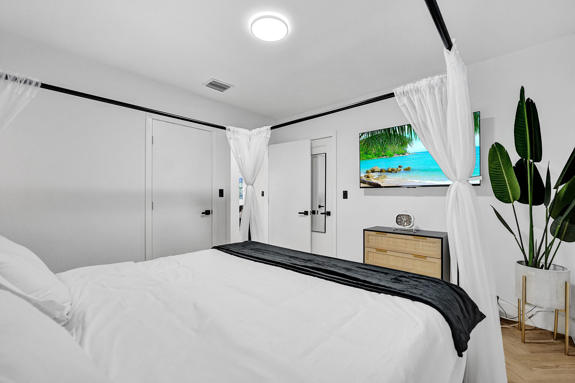 Hollywood Haven: Chic Comfort & Prime Location   - Hollywood