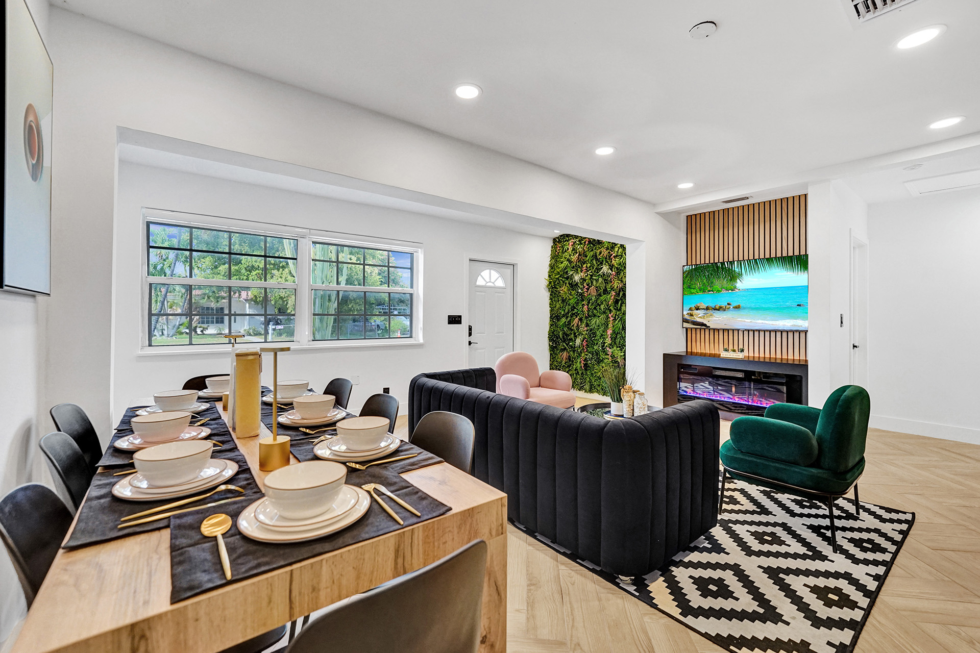 Hollywood Haven: Chic Comfort & Prime Location   - Hollywood