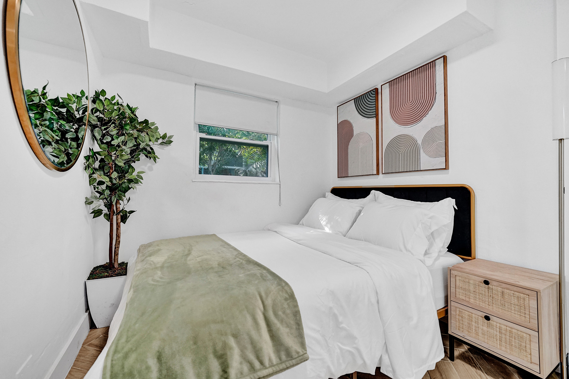 Hollywood Haven: Chic Comfort & Prime Location   - Hollywood