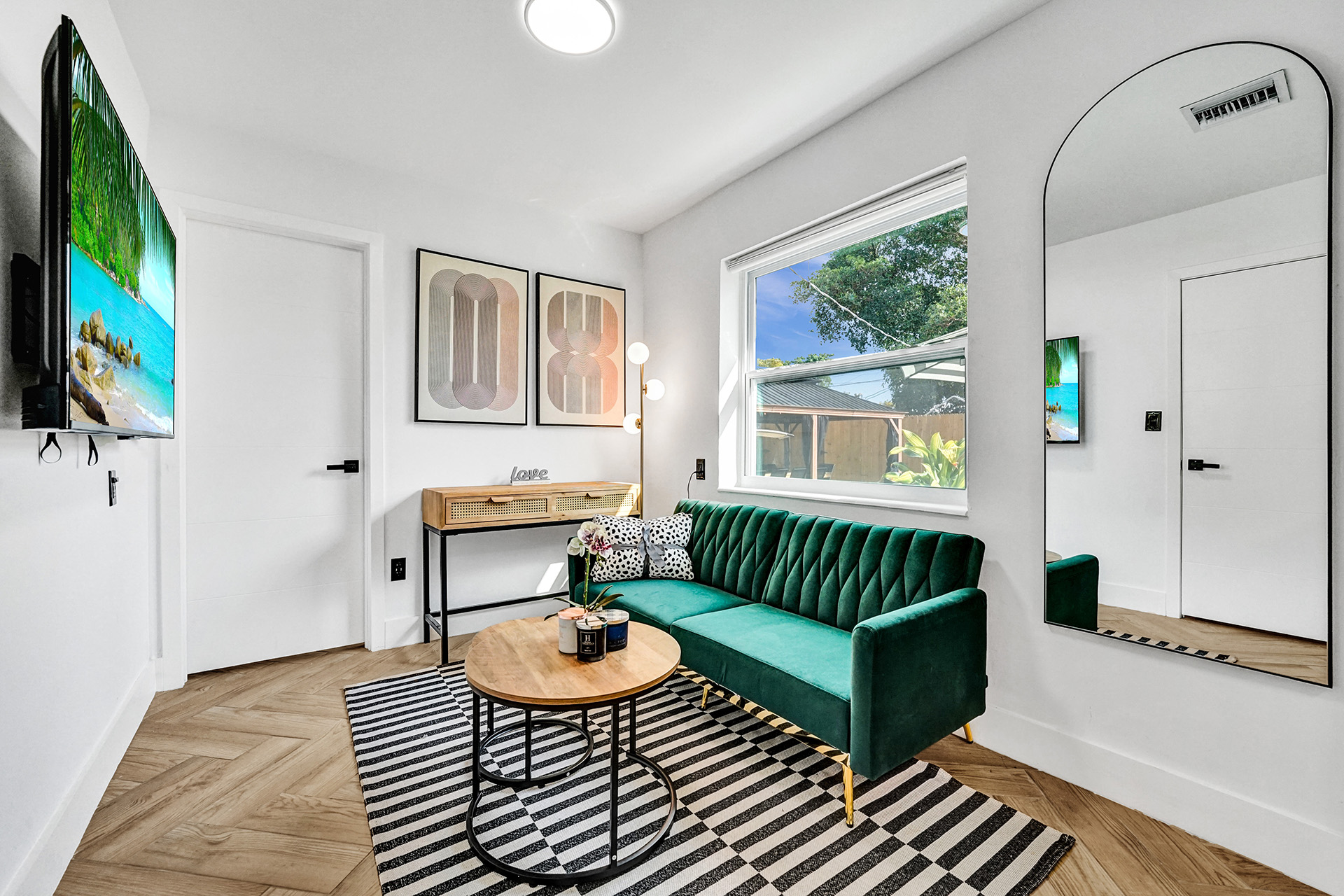 Hollywood Haven: Chic Comfort & Prime Location   - Hollywood