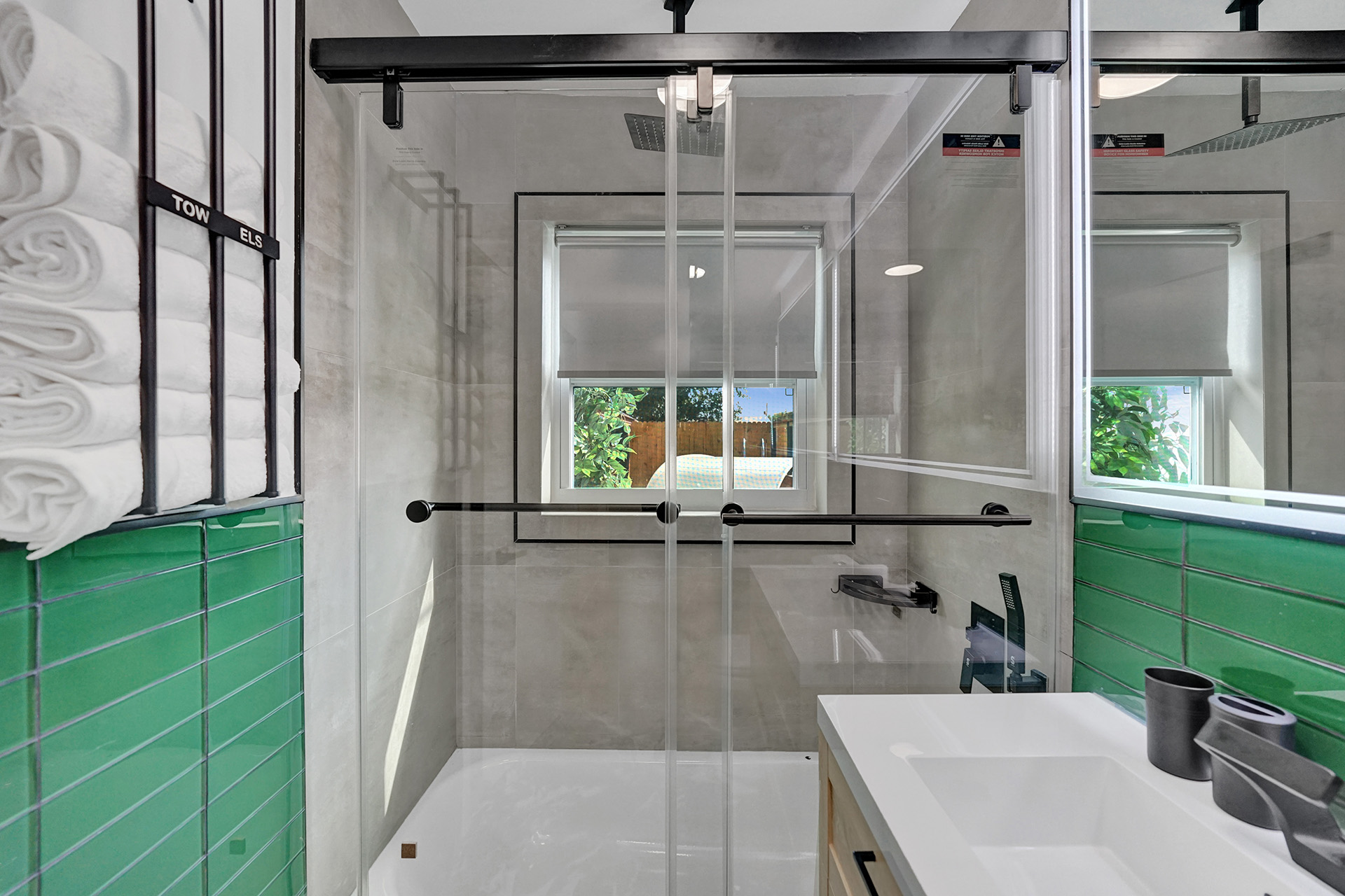 Hollywood Haven: Chic Comfort & Prime Location   - Hollywood